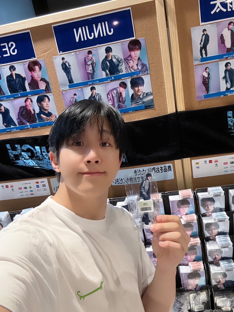 offclASTRO's tweet photo. 여러분!!ㅎㅎ 밥 잘 챙겨먹구있죠??ㅎㅎ 저는 벌써 4번째 공연을 마쳤습니당!! 
아직도 일본어라서 어느정도 긴장하고있지만 많은 로하들이 와줘서 잘이겨내고있네요~ 항상 감사하고 저녁잘챙겨먹기😍 https://t.co/2yieytcw1x
