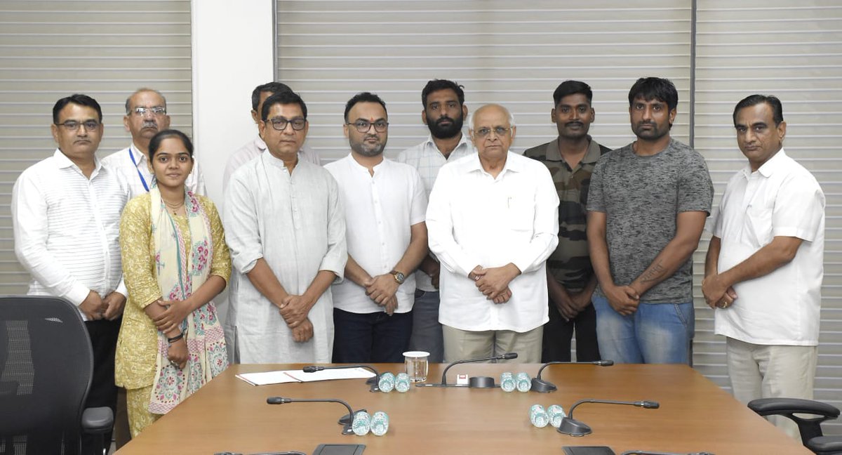 🛑ગાંધીનગરમાં #વ્યાયામ શિક્ષકોના આંદોલનનો અંત.
📌હાલ પૂરતું આંદોલન સ્થગિત કરાયું ઉમેદવારોના 32 દિવસના આંદોલનનો અંત.
📌વ્યાયામ શિક્ષકોની ભરતી માટે એક કમિટી રચાશે.
📌આગામી 3 મહિનામાં ભરતી પ્રક્રિયામાં અંગે નિર્ણય લેવાશે.
📌હાલના ખેલ સહાયકનો નવી ભરતીમાં સમાવેશ કરાશે.
📌ભરતીમાં