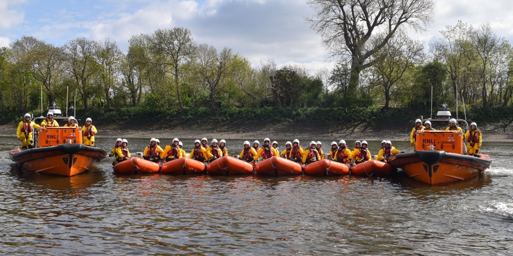 RNLI's tweet photo. Did you spot our lifeguards on the River Thames on Sunday? 👀

They teamed up with @ChiswickRNLI during @theboatrace to share key safety tips with spectators and help them find the best (and safest!) spots to watch the action 👏

#RNLI #Lifeguards #TheBoatRace https://t.co/q8Ad0sYKDb