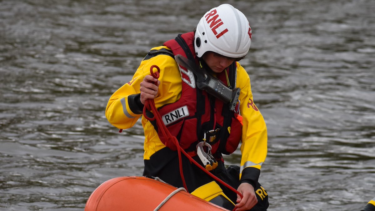 RNLI's tweet photo. Did you spot our lifeguards on the River Thames on Sunday? 👀

They teamed up with @ChiswickRNLI during @theboatrace to share key safety tips with spectators and help them find the best (and safest!) spots to watch the action 👏

#RNLI #Lifeguards #TheBoatRace https://t.co/q8Ad0sYKDb