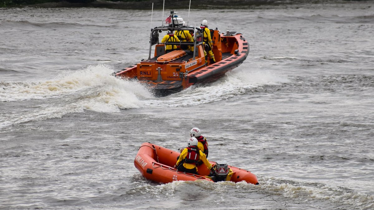 RNLI's tweet photo. Did you spot our lifeguards on the River Thames on Sunday? 👀

They teamed up with @ChiswickRNLI during @theboatrace to share key safety tips with spectators and help them find the best (and safest!) spots to watch the action 👏

#RNLI #Lifeguards #TheBoatRace https://t.co/q8Ad0sYKDb