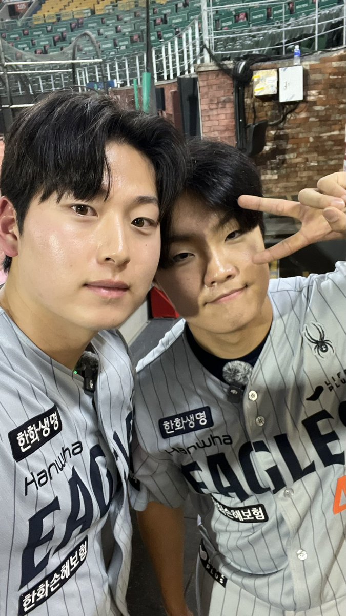 hoodi_thespace's tweet photo. 나란히 프로 무대 첫 홀드 기록한 
#조동욱 &amp; 신인 #정우주 축하한다아아악👾 https://t.co/vvDG23kwF0