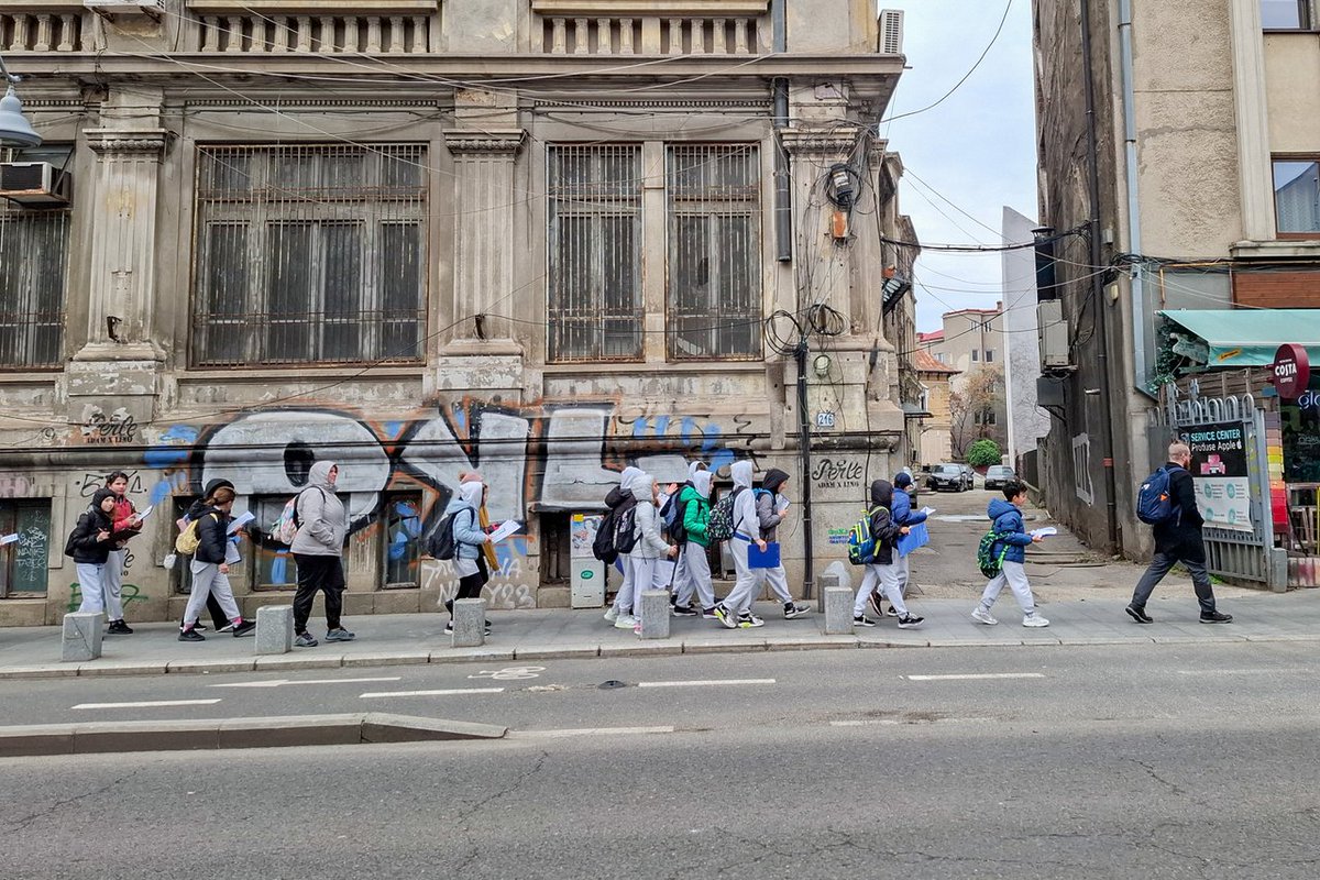 britishschoolro's tweet image. Our Year 6 pupils explored land use on a walk along Calea Victoriei, collecting data, comparing areas and diving into detailed discussions. A great hands-on learning experience! 📊
#BSB #SchoolLife #WeAreBSB