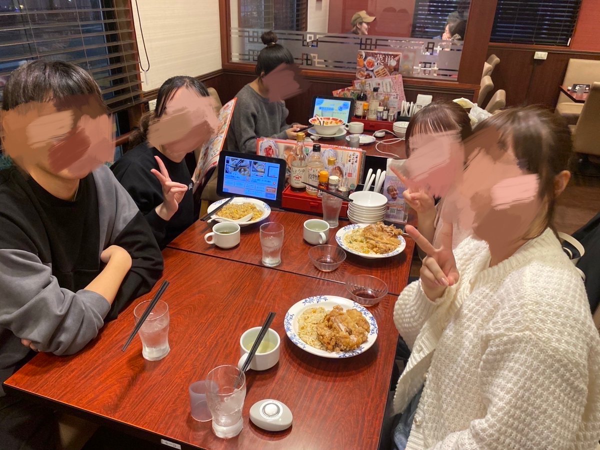 Bester_2025's tweet photo. 【🎾最近の新歓練習の様子📢✨】

新歓練習の様子です！初心者にはラケットの持ち方から教えるのですぐにボールを打ち返せるようになります！💖
練習が終わった後はアフターでご飯を食べに行きます🍚先輩とたくさん交流できるチャンス！😍

新歓練習の枠も残りわずか💦気になっている人はぜひDMまで✉️ https://t.co/XSEbvxfrlE
