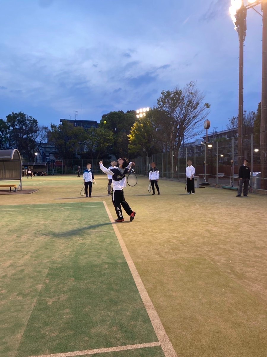 Bester_2025's tweet photo. 【🎾最近の新歓練習の様子📢✨】

新歓練習の様子です！初心者にはラケットの持ち方から教えるのですぐにボールを打ち返せるようになります！💖
練習が終わった後はアフターでご飯を食べに行きます🍚先輩とたくさん交流できるチャンス！😍

新歓練習の枠も残りわずか💦気になっている人はぜひDMまで✉️ https://t.co/XSEbvxfrlE