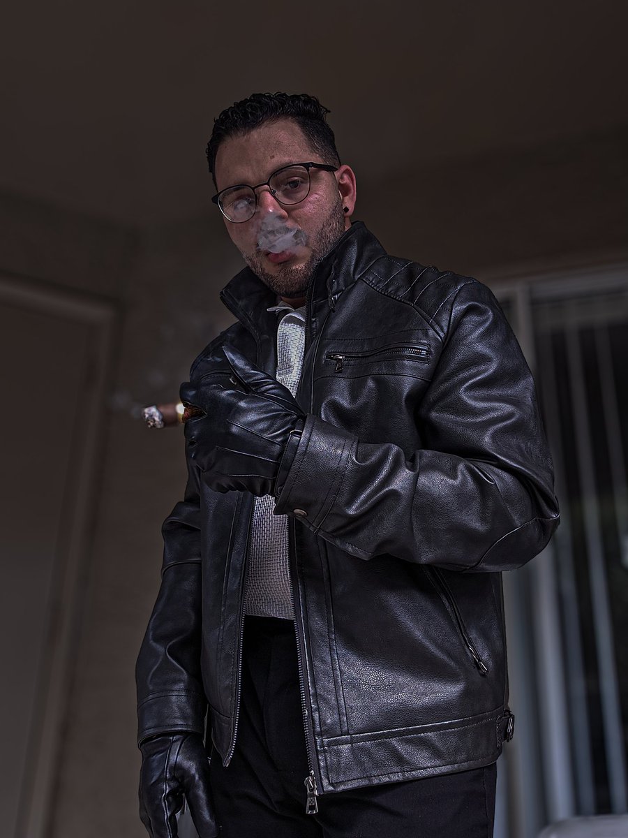 young_cigar_guy's tweet photo. Gloves on to being worshipped
#leathercigar #Leatherman #leathergloves #leathermaster #alphaleather #cigaralpha https://t.co/CYJn1YUDTR