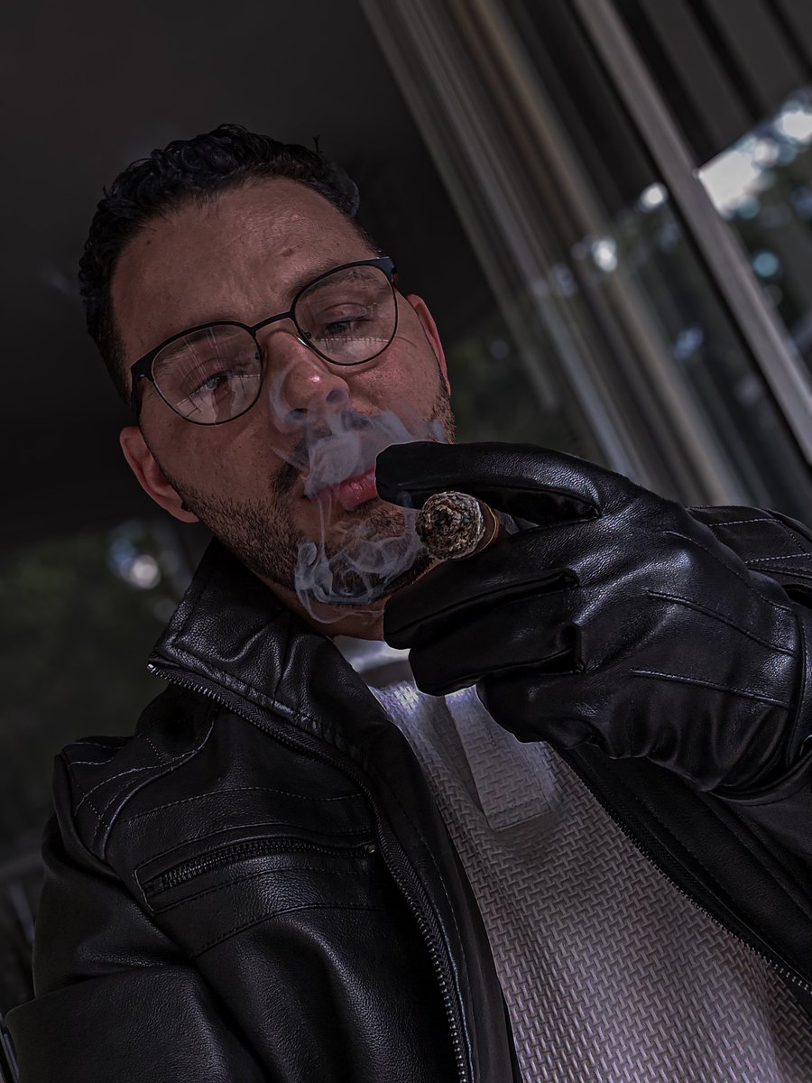 young_cigar_guy's tweet photo. Gloves on to being worshipped
#leathercigar #Leatherman #leathergloves #leathermaster #alphaleather #cigaralpha https://t.co/CYJn1YUDTR