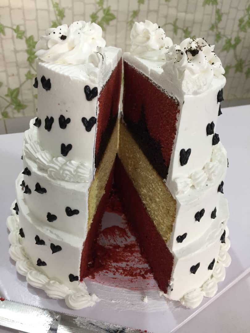 esteezcakes's tweet photo. Mini cake steps 
7-5-4.

Use the link in Bio to order https://t.co/gLX1GoLqoK