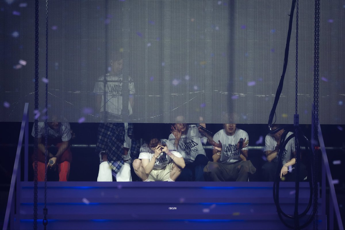 oatmilk_8989's tweet photo. 동생들은 틈 사이로 휀걸들 보고 
리더형은 동생들 보네….

그래 나 성규한테 또 졌다… https://t.co/UqZ4MNhmEJ