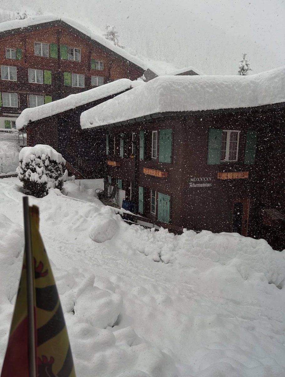 Winter has returned to Mürren.
Over 60cm of new snow overnight at village level and more falling today!!

#snowdump #easterpresent #murren #muerren #jungfrauregion
#SnowHour #switzerland