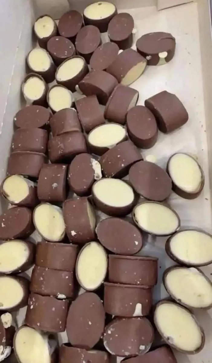 modapramulheres's tweet image. Genntee, só eu não sabia disso???
Acabei de descobri que a Cacau Show vende chocolates com pequenos defeitos, aqueles que quebram durante manuseio, com preço baixinho! Vale muito a pena, já quero muito!