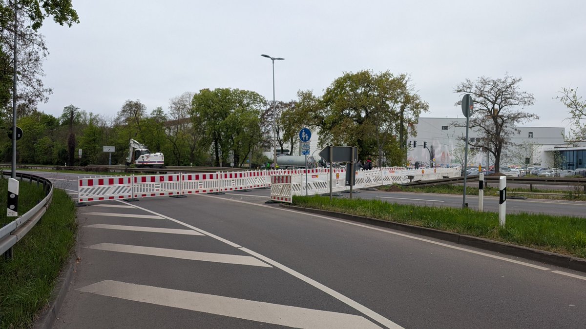 Heute wurde eine Verbindung über den Magdeburger Ring für Fußgänger sowie Radfahrer zwischen dem Adelheidring auf der Westseite und der für den Kfz-Verkehr gesperrten Ringausfahrt "Zentrum" auf der Ostseite geschaffen. Danke für die schnelle und einfache Lösung. 🚴🚶 #Magdeburg