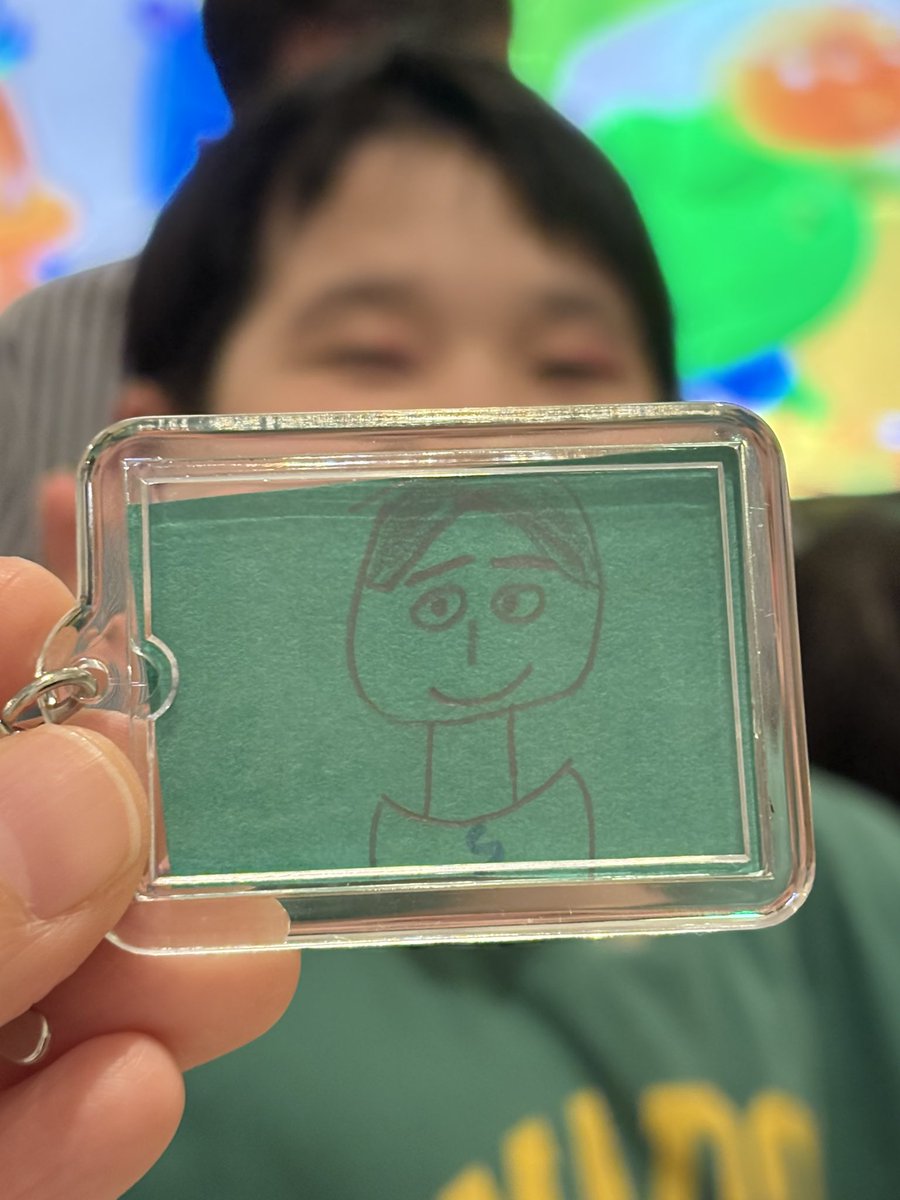 caju0417's tweet photo. 誕生日は毎年メッセージと絵の手紙をくれる長男。今年も何やら描いたらしい。今日、小さな紙袋に、手作りキーホルダーが１つ。総くんの似顔絵だった。自分の「好き」から相手の「好き」を考えられるようになったんだね。1番嬉しいプレゼントだった。#山内総一郎 #portrait #総一郎のS https://t.co/AUfjqVYzdc