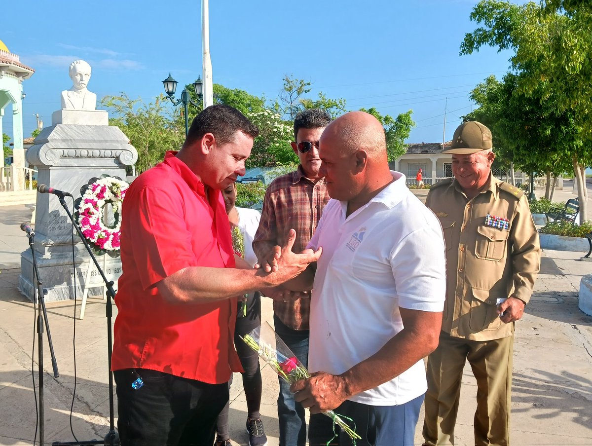 GobiernoCampla's tweet photo. Reconocen en #Campechuela a trabajadores del Partido Comunista de Cuba en el aniversario 64 de su fundación.  #ProvinciaGranma #Cuba https://t.co/0CBL4GfP4j