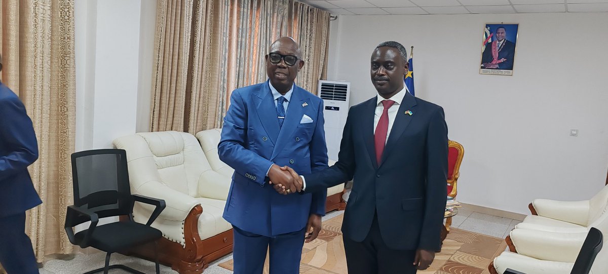 Le Premier Ministre Félix MOLOUA a eu ce 17 Avril 2025 un fructueux échange avec l’ambassadeur du Rwanda en Centrafrique son excellence monsieur Olivier KAYUMBA. Le renforcement de l’excellente coopération entre la RCA et le Rwanda a été l’objet de cette rencontre.