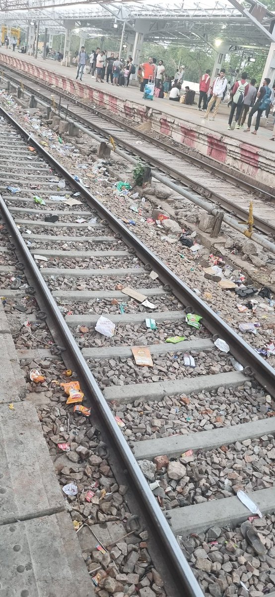 Archit_Mum's tweet photo. The sight of the garbage in front of Platform 4 at Mathura Junction is deeply disappointing, especially considering Mathura's significance as Krishna Janmbhumi, a revered pilgrimage site for devotees worldwide. @mathura @RailMinIndia @KrishnaJanmejay @VCMVrindavan @RailwaySeva https://t.co/QLwP4VXM51