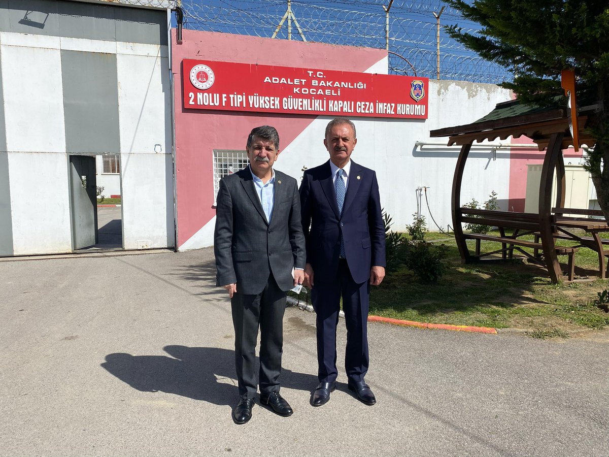 Kocaeli Kandıra F Tipi cezaevinde haksız yere tutuklu bulunan Necati Özkan, Fatih Keleş ve Serdal Taşkın arkadaşlarımızı Milletvekilimiz Nail Çiler ile birlikte ziyaret ettik. 
Mücadelemizin morallerini yükselttiğini belirterek herkese selamlarını ilettiler.