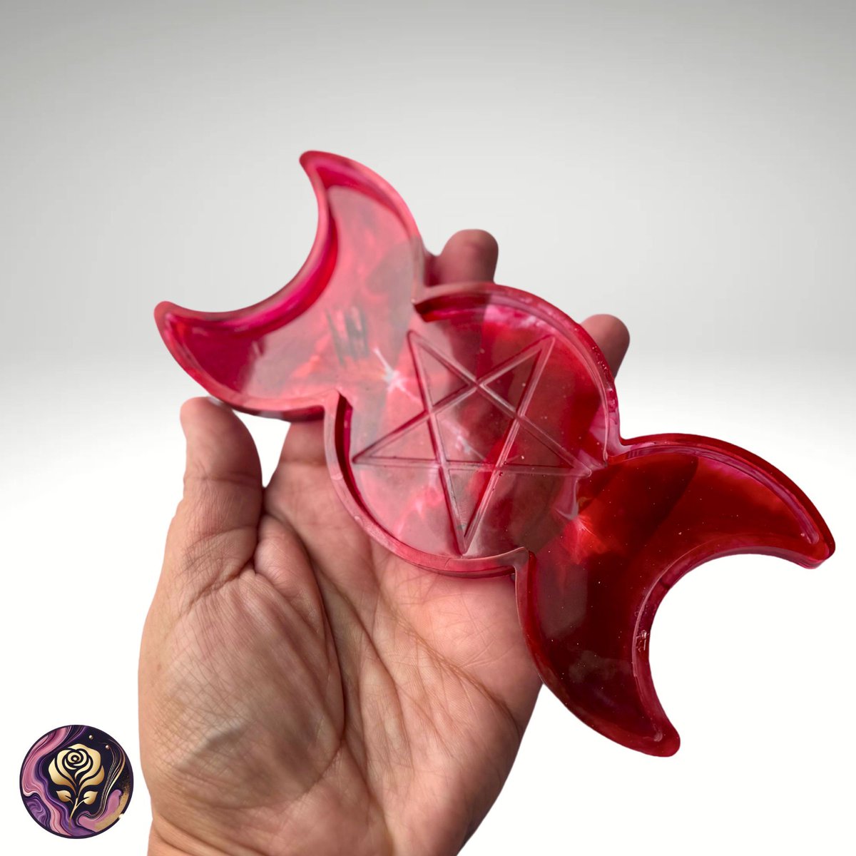 Poxy_Roses's tweet image. 🔥 The tray that refuses to be subtle.
Scarlet + orange resin swirls. Triple Moon shape. Power piece for powerful hands.
Perfect gift for Aries season, just saying.
🔗 buff.ly/WPKwCAK
#fireelement #handmadewitchcraft #bolddecor