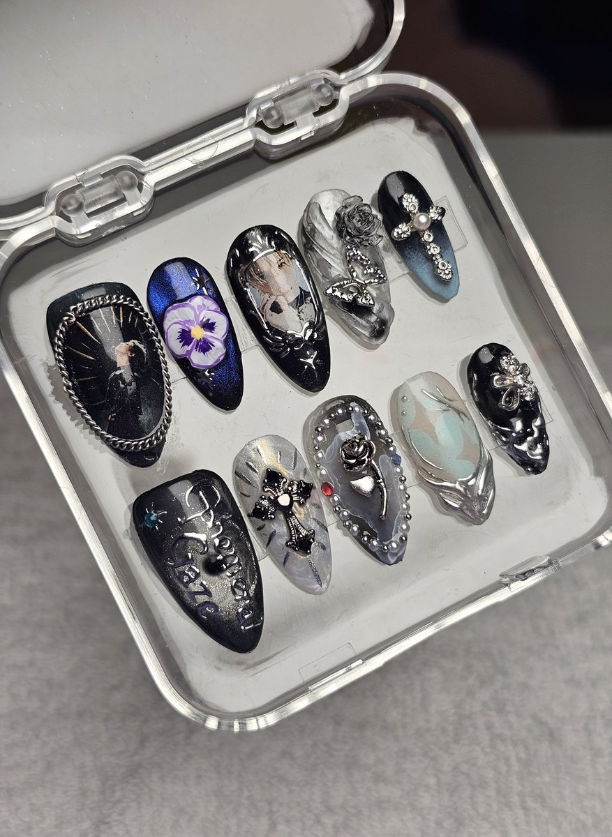 year_of_us's tweet photo. The taemin con nails are finally donneee https://t.co/JOxr5TW1Bm