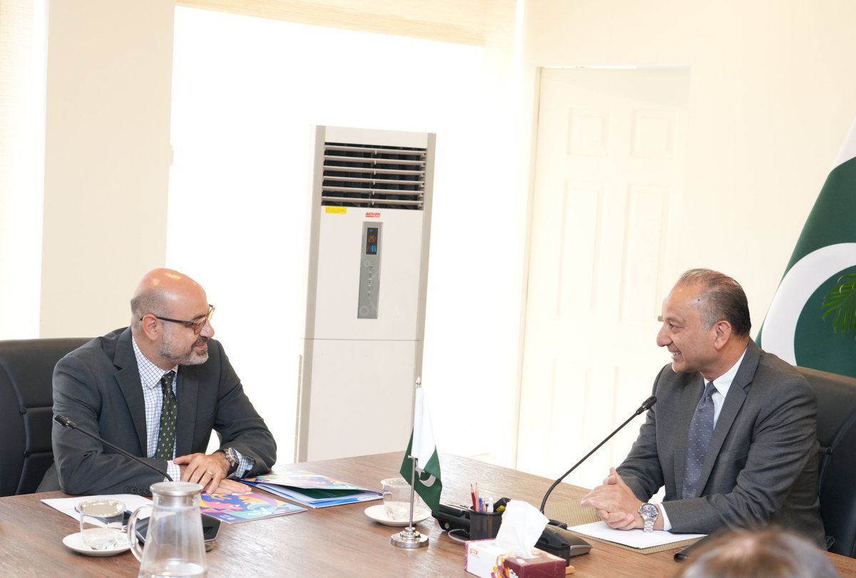 UNDP_Pakistan's tweet image. #UNDPinPakistan’s Resident Representative @SamuelRizk, UNDP, and @UNDESA teams called on Federal Minister for @ClimateChangePK H.E. @DrMusadik to brief him on preparations for the upcoming 4th International #FinancingForDevelopment & SDG Investment Fair 2025 in 🇪🇸, including…
