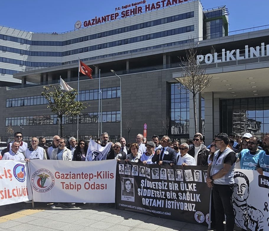 13 yıl önce bugün görev yaptığı hastanede katledilen Dr. Ersin Arslan için anma töreni düzenlendi. 
Temel amacı kişisel ve toplumsal iyilik sağlamak olan sağlık çalışanlarının ölümcül şiddete maruz kalması anlaşılmazdır ve de kabul edilebilir değildir. 
Sağlık çalışalarına