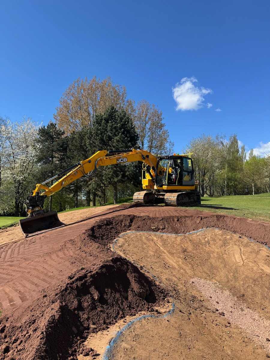 Shaping in the sun at <a href="/HinckleyGC/">Hinckley Golf Club</a> ☀️ 

<a href="/JCBmachines/">JCB</a> 🚜