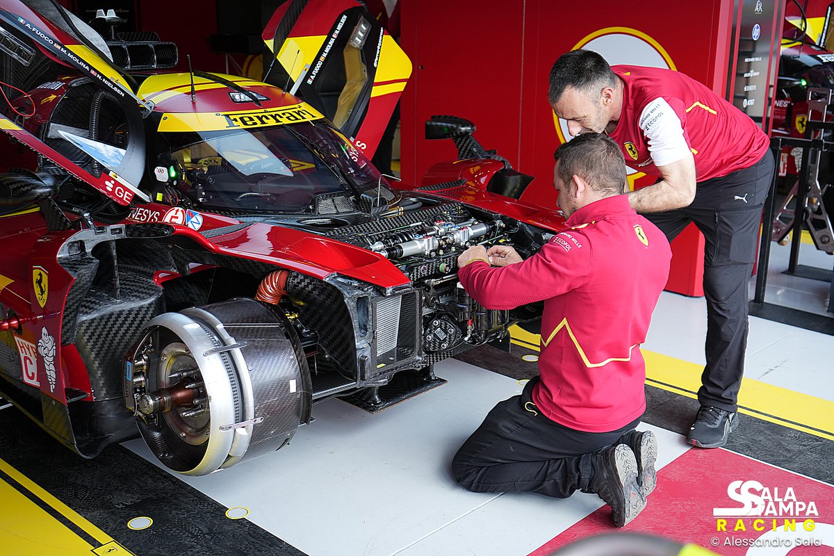 SalaStampRacing's tweet image. #SalaStampaRacing Cielo carico di nubi e pioggia sul #autodromoimola che allestisce box ed impianto per il secondo appuntamento iridato del #FIAWEC, domenica la #6HImola con #FerrariHypercar chiamate alla conferma (📸@AlessandroSala1)