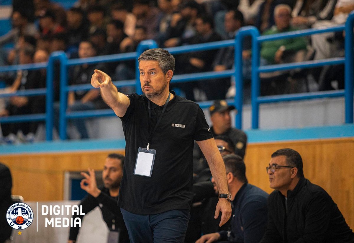 USMonastir_1923's tweet photo. 🧠🔥 Game face. Big plays only.
Coach Vasco Curado 🇵🇹 leading the charge 🏀💪

#Ahna_Verdade 🔵⚪️ | #مساترية | #ProA | #USMESS | #غول_القاعات | #عاصمة_الرباط🏰 | #USMbasket | #SuperPlayoffs https://t.co/hkgbuyPM0y
