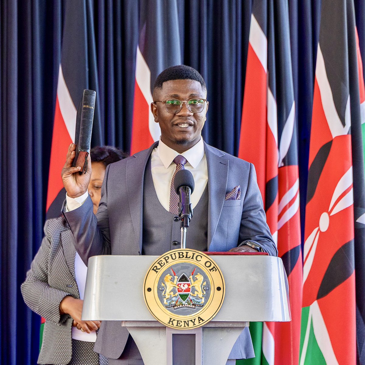 fikirini_jacobs's tweet image. This morning at State House, Nairobi, I was officially sworn in as the Principal Secretary for the State Department for Youth Affairs and the Creative Economy.

I am deeply grateful to the Almighty God for this incredible blessing at this stage in my life. I also extend my…