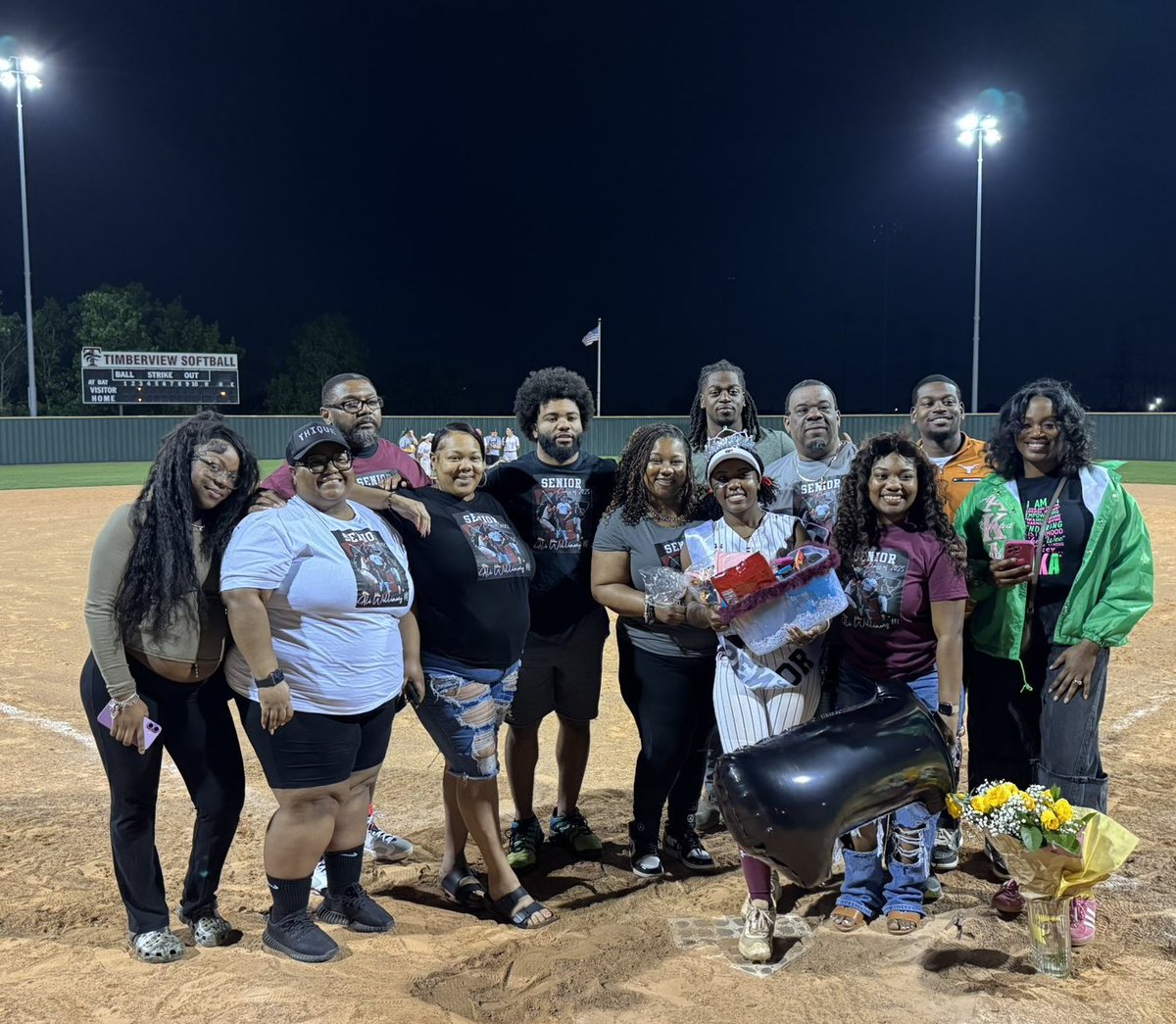 msaudacity1908's tweet photo. Thankful to family, friends, educators and all the coaches over the past 10 years that prepared our daughter as a student athlete and supported us every step of the way. THS 🥎 Senior Night was a night to remember! #Last1
#WolvesUp🤘🏾
#SENIOR25
#WeareMISD https://t.co/cOfER5aTVz