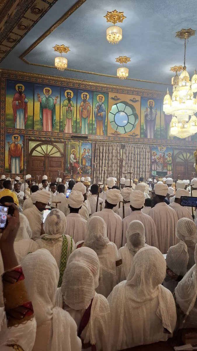 ይሁዳ ነኝ ወይስ ዼጥሮስ ሀሙስ ማታ እኔ ማን ነኝ?
የዛሬን መቆሜን እንጂ አላውቅም መጨረሻዬን
እወድሀለው ብዬ በሰው ፊት እናገራለሁ
አላውቅህም እንዳልልህ ስለነገ ግን ፈራለሁ