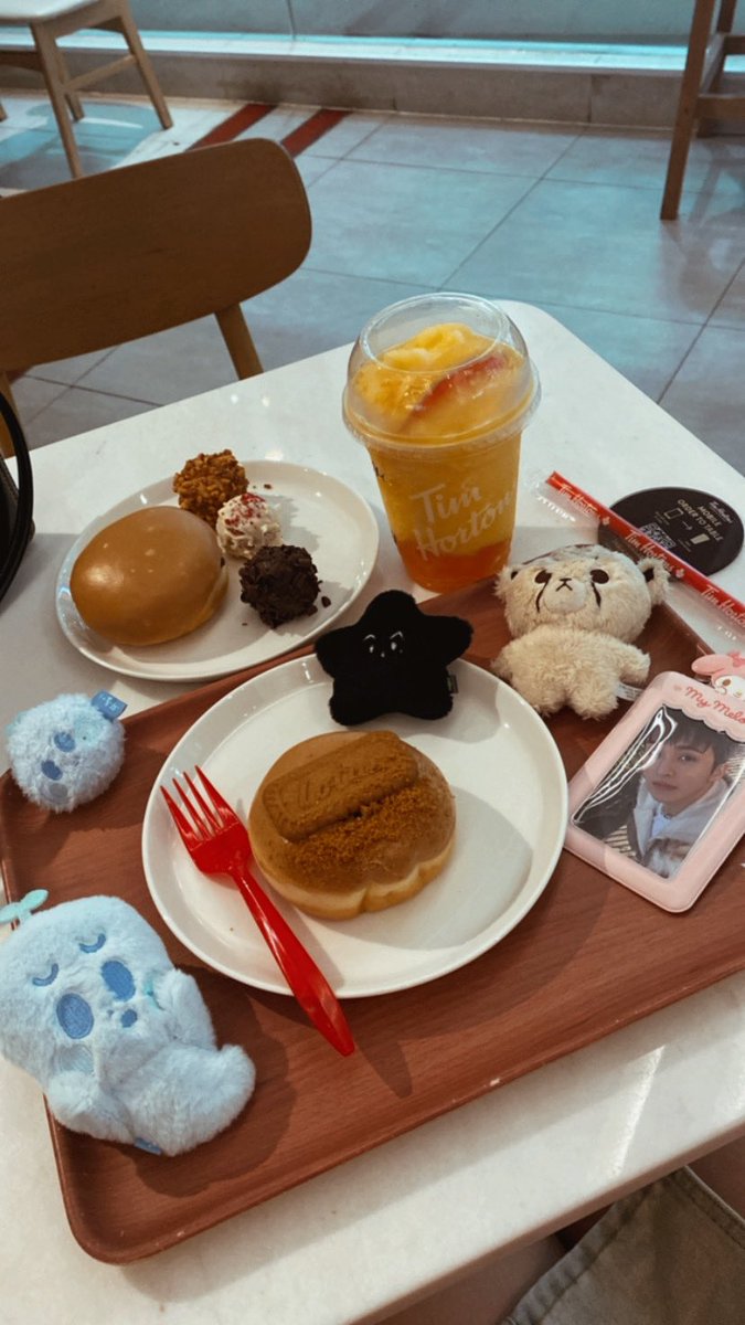 taeoxo_tyongya's tweet photo. แงงงวันนี้ตั้งใจไปกิน #MapleCruller แต่พนงบอกของเข้าพรุ่งนี้เสียดายง่า🥺
 
แต่พ้มจิ้มเมเปิ้ล เฟรชครีมโดนัทนี่อร่อยถูกใจเลย ไส้ครีมข้างในหวานกำลังดีไม่เลี่ยน ก้อนกลม3อันนี้ก็อร่อยแป้งนุ่ม น้ำส้มปั่นอร่อยเวรี่ม้าคเยลลี่ข้างใต้อร่อยสุดๆ🍁🇨🇦
#MARKyourTimhortons

#TimhortonsxMarkLee https://t.co/E3Cp2QnMMe