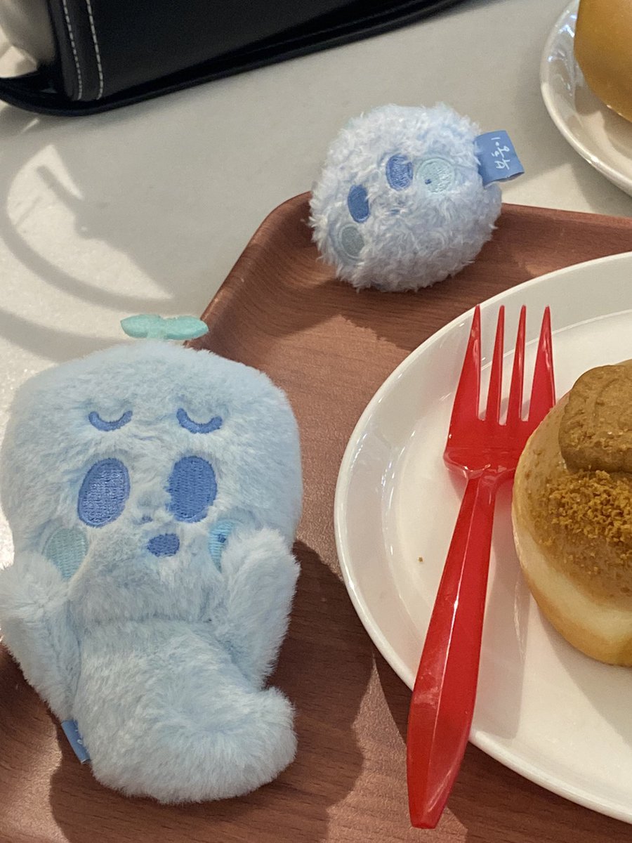 taeoxo_tyongya's tweet photo. แงงงวันนี้ตั้งใจไปกิน #MapleCruller แต่พนงบอกของเข้าพรุ่งนี้เสียดายง่า🥺
 
แต่พ้มจิ้มเมเปิ้ล เฟรชครีมโดนัทนี่อร่อยถูกใจเลย ไส้ครีมข้างในหวานกำลังดีไม่เลี่ยน ก้อนกลม3อันนี้ก็อร่อยแป้งนุ่ม น้ำส้มปั่นอร่อยเวรี่ม้าคเยลลี่ข้างใต้อร่อยสุดๆ🍁🇨🇦
#MARKyourTimhortons

#TimhortonsxMarkLee https://t.co/E3Cp2QnMMe