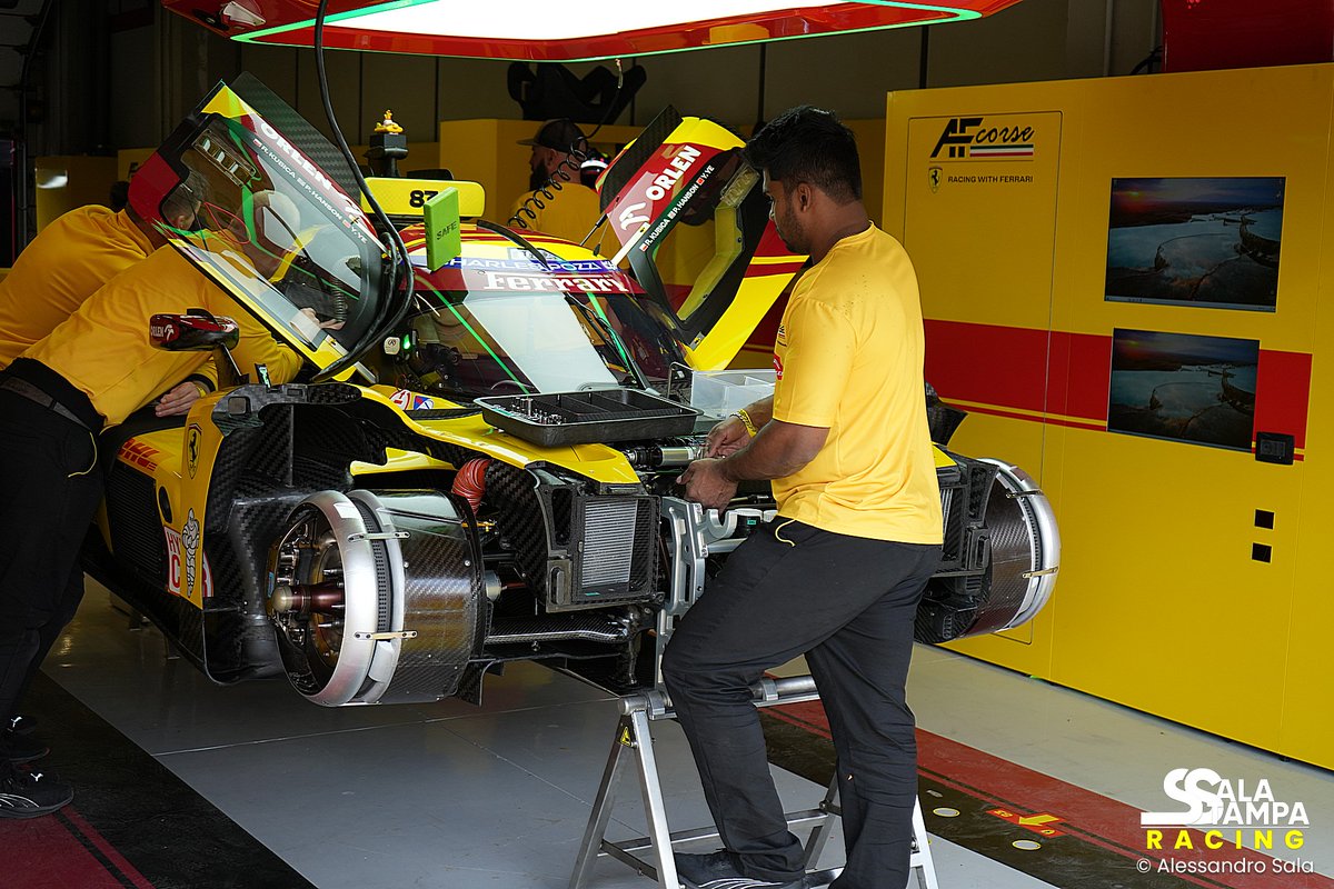 SalaStampRacing's tweet image. #SalaStampaRacing Cielo carico di nubi e pioggia sul #autodromoimola che allestisce box ed impianto per il secondo appuntamento iridato del #FIAWEC, domenica la #6HImola con #FerrariHypercar chiamate alla conferma (📸@AlessandroSala1)