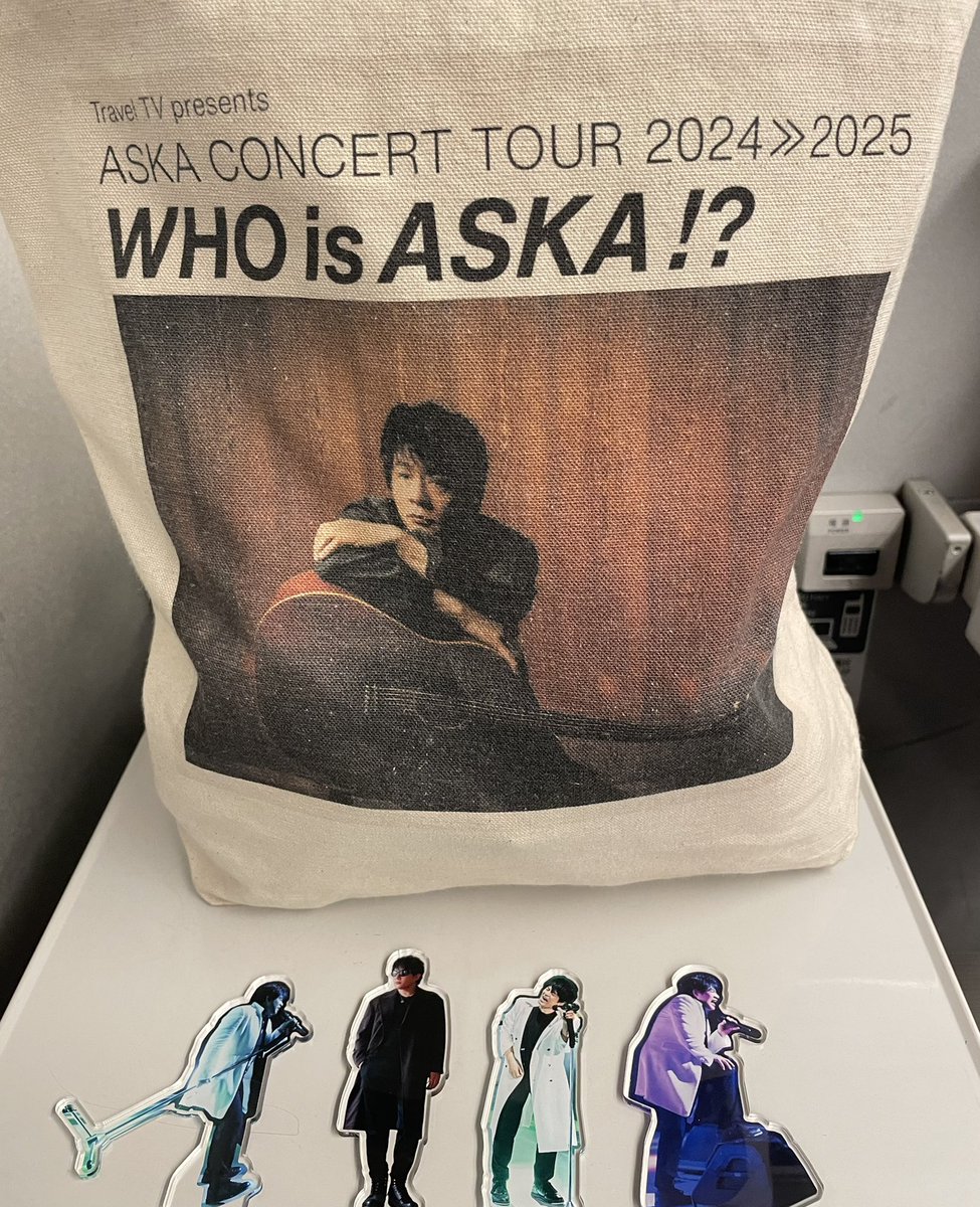 jackie_aska's tweet photo. 旅の仲間たちと帰宅中🚄
#ASKA さん
#ASKA_Live_Docking
#Fellows遠征組
#アクスタがJOJOの歴代主人公みたい https://t.co/F4yU6iNYiS