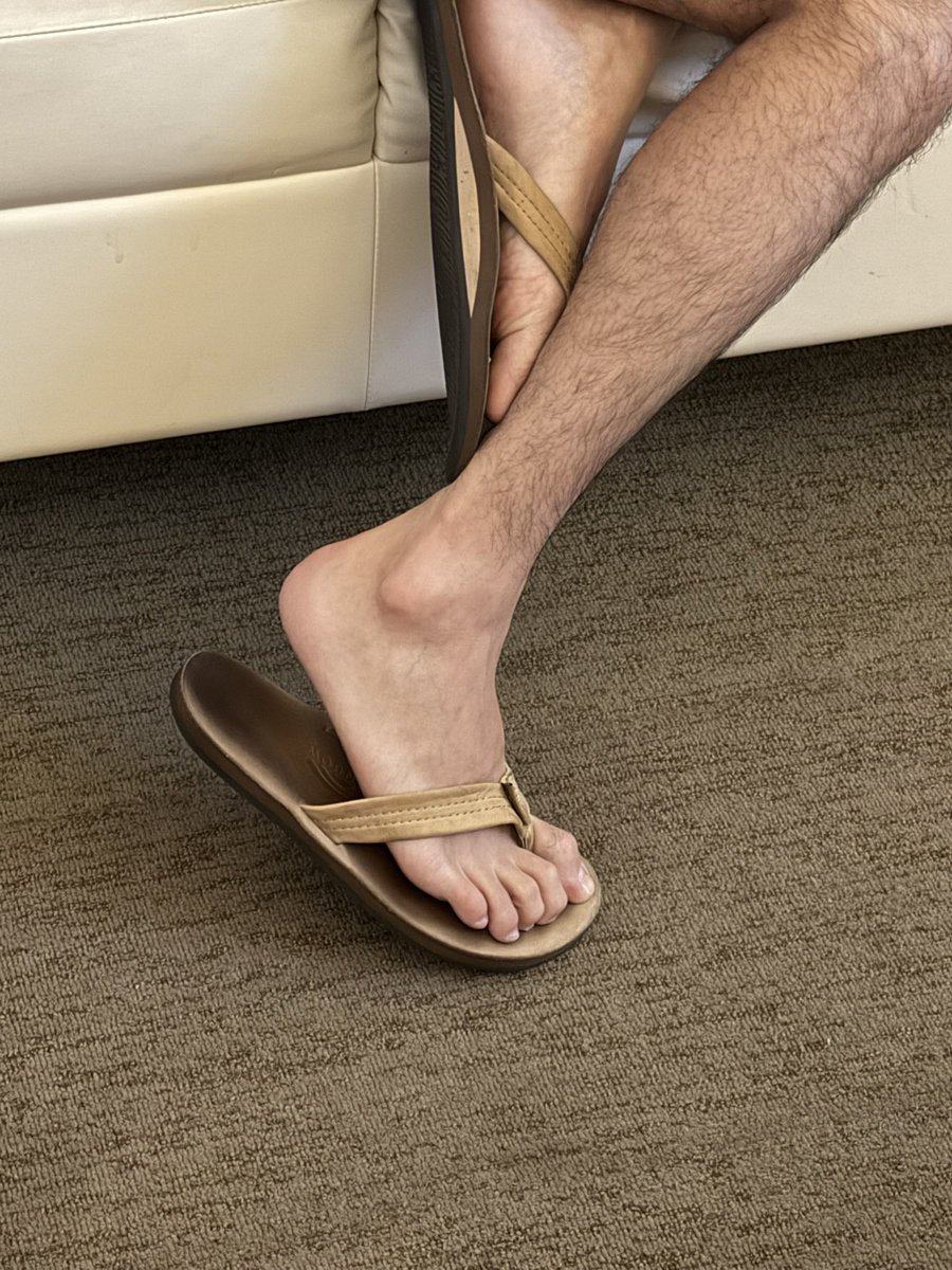 Would you guys subscribe to me if I opened an onlyfans? 😏🥵🦶

#gayfeet #twinkfeet #footfetish #rainbowsandals #collegefeet #socalfeet