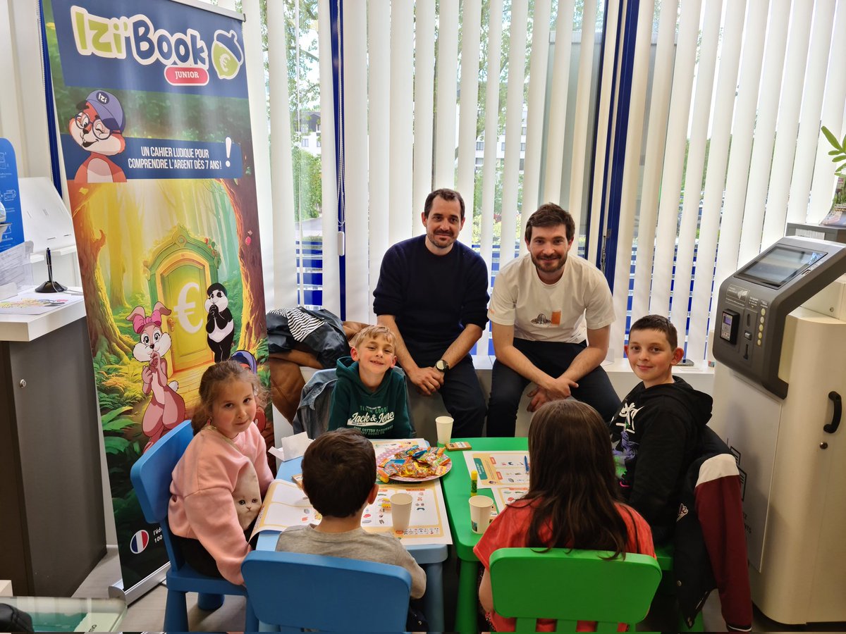 👍Atelier avec <a href="/iziwup/">iziwup</a> au bureau de poste de <a href="/villedetours/">Ville de Tours</a> Rive Droite.
5 enfants attentifs et intéressés pour découvrir cet atelier d'éducation financière.
📒Des livrets destinés aux enfants dès 7 ans sont disponibles dans 14 bureaux de poste de la région