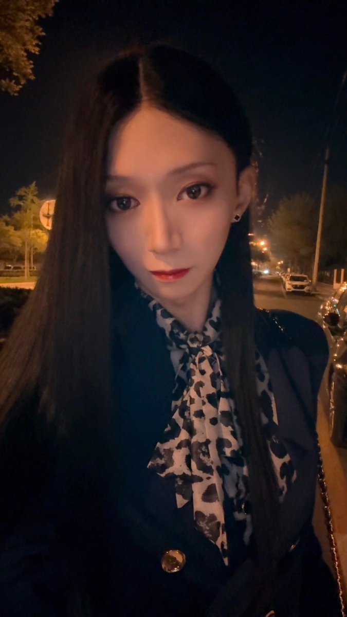 买了超好看的pinko蓝色西装，然后为了搭配又顺势剁手了好几件内搭...
#穿搭的烦恼