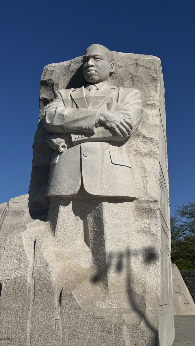 TYLERNOL_R's tweet photo. #TrumpDuck checking out the Martin Luther King Jr. Memorial first. Wow that’s a big statue! I have a dream! https://t.co/MZSm4MQdmv