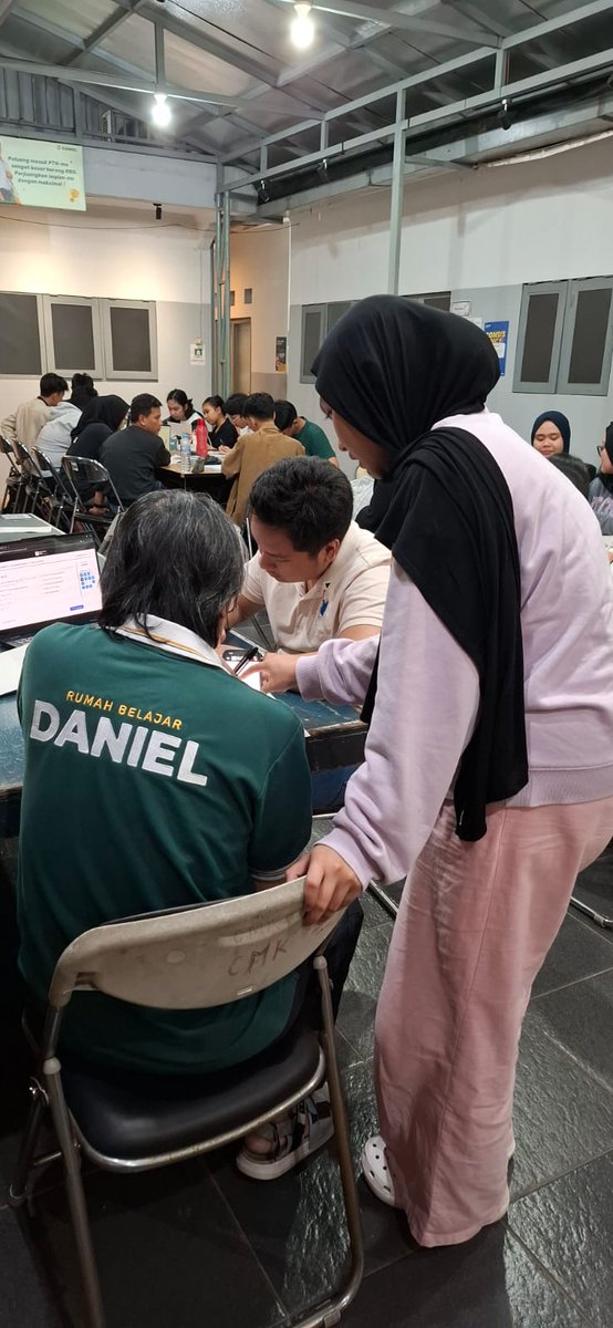 herwan_1311's tweet photo. Malam semakin larut, tapi semangat makin membara!
Para pejuang UTBK tetap fokus dan saling bantu di sesi tutor malam.
Langkah kecil menuju mimpi besar dimulai dari sini.
#UTBK2025 #PejuangPTN #TutorMalam https://t.co/Sb52ThtOco
