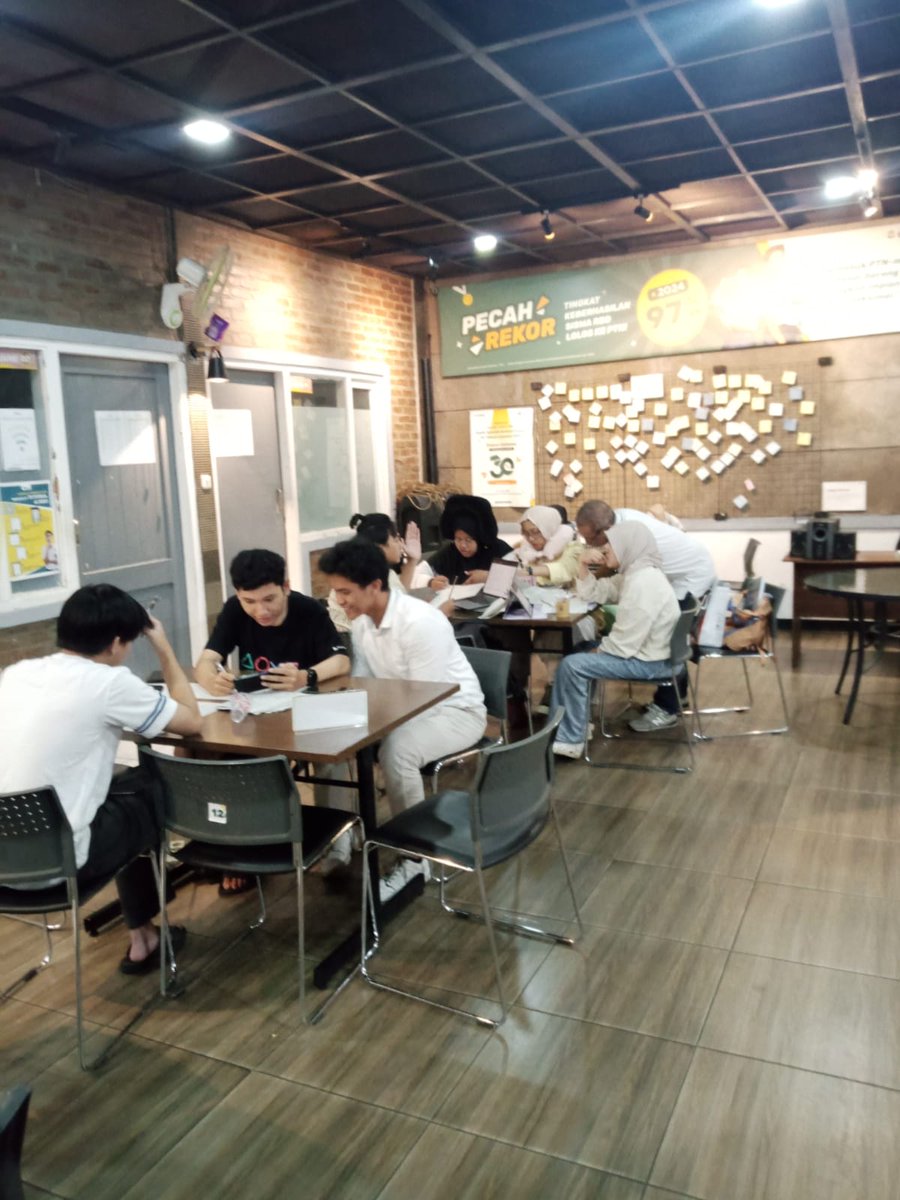 herwan_1311's tweet photo. Malam semakin larut, tapi semangat makin membara!
Para pejuang UTBK tetap fokus dan saling bantu di sesi tutor malam.
Langkah kecil menuju mimpi besar dimulai dari sini.
#UTBK2025 #PejuangPTN #TutorMalam https://t.co/Sb52ThtOco