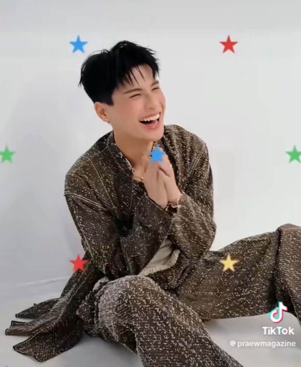 snbwsx's tweet photo. หวานร้อย หวานล้าน จุ้มปุ้กที่สุดในโลก 🧁🎀💫🍡
#ohmtpk
#PraewFavorXMarkOhm
#PraewFavor #PraewApril25 #Praewmag https://t.co/k279DTokQm