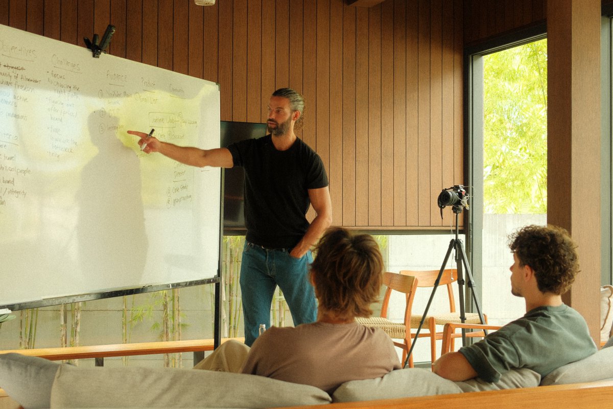 matt_gray_'s tweet image. Most founders I mentor are overwhelmed, unfocused, and on the verge of burnout.

I sat down with two founders in Bali who reminded me of myself 14 years ago.

Here’s the advice I gave them (that I wish I knew in my 20s):