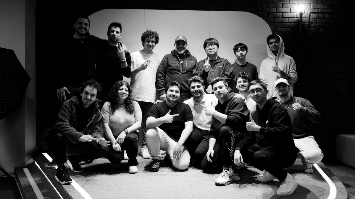 Merhaba! Şu anda vize sorunları nedeniyle Kore'de bulunuyorum. Bunu yazıyorum çünkü benim için endişelenen hayranlarım olduğunu düşünüyorum. Takımımızın bensiz de kazanabileceğine inanıyorum! Oyunu oynayacağım günü bekleyin lütfen. Teşekkürler #SUPWIN