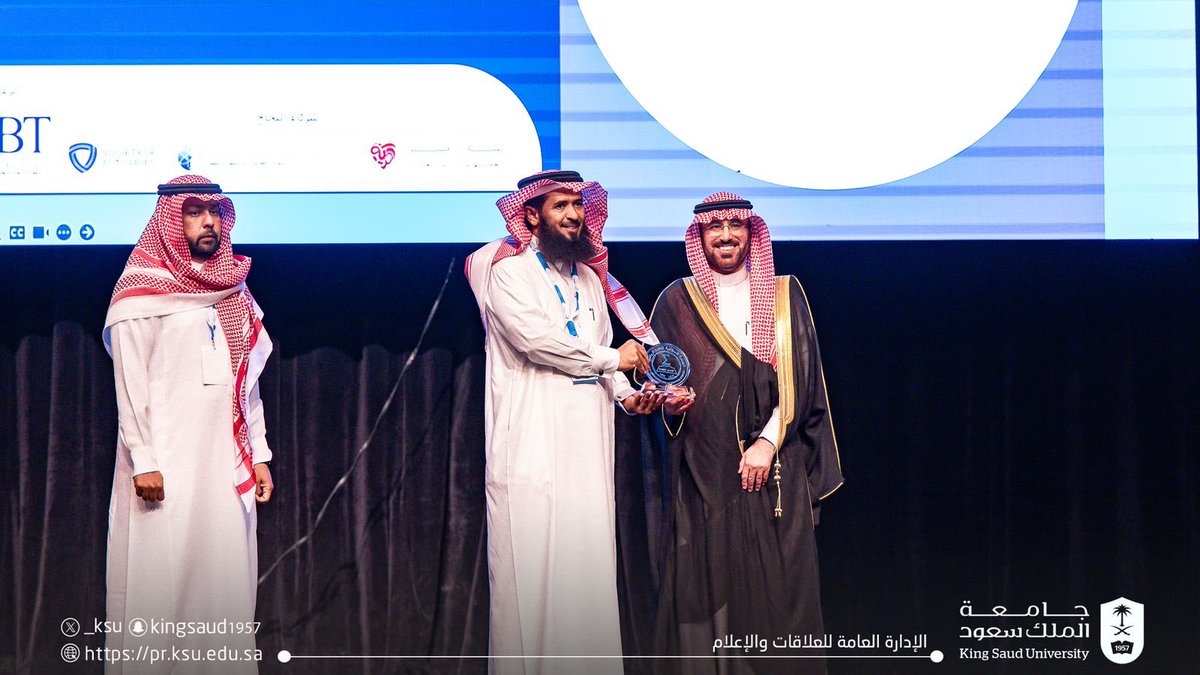 ksumaths's tweet photo. شرفت بالتكريم من الجمعية السعودية للعلوم الرياضية مع نخبة من الزملاء رؤساء الجمعية السابقين و ذلك في حفل الافتتاح للمؤتمر السادس لعلوم الرياضيات و تطبيقاتها،،،
كل الشكر لسعادة رئيس الجامعة المكلف و لرئيس الجمعية و جميع الزملاء و الزميلات أعضاء مجلس الإدارة و أعضاء اللجان . https://t.co/NGsd2j5SiD