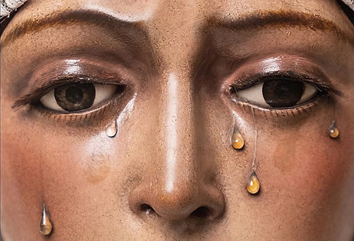 Hoy sale la Macarena y Sevilla duerme en su cara.