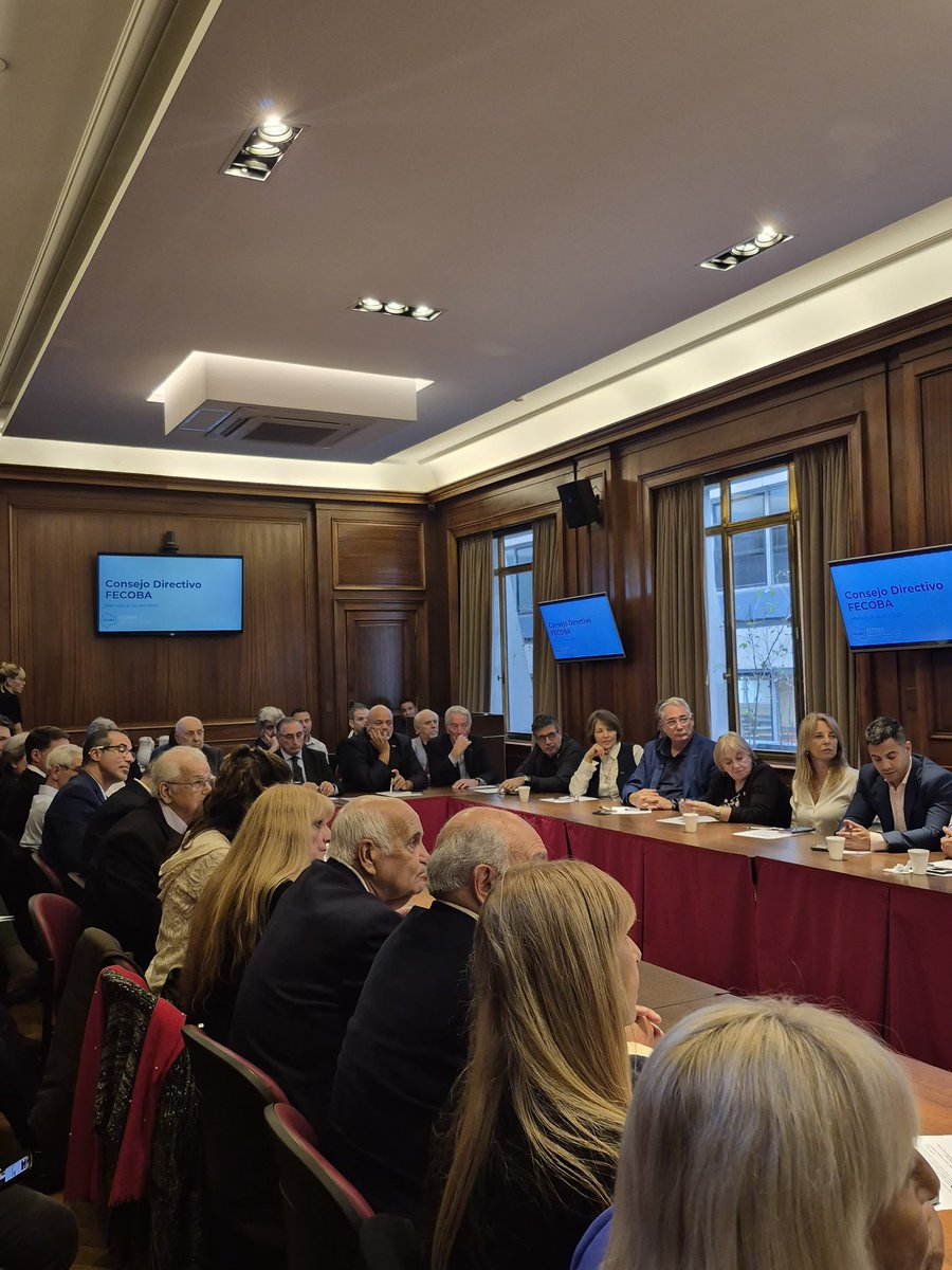 Nos reunimos con el Consejo Directivo de <a href="/FECOBAORG/">FECOBA</a> para seguir fortaleciendo el vínculo entre el sector público y el entramado productivo de la Ciudad. Escuchamos inquietudes y reafirmamos nuestro compromiso con las pymes, el comercio y la industria local. Gracias a todos los