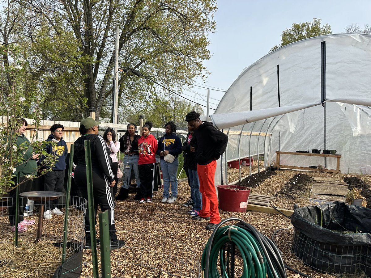 Amazing Explore Ambassadors are participating in a day of action and community service @sacredearthcommunitygarden. At the Academy@Shawnee we are learning about leadership through service. <a href="/ExploreJCPS/">JCPS Explore Pathways</a> <a href="/ShawneeAcademy/">The Academy @ Shawnee</a> <a href="/JCPSExploreEA/">Marcella Minogue</a>