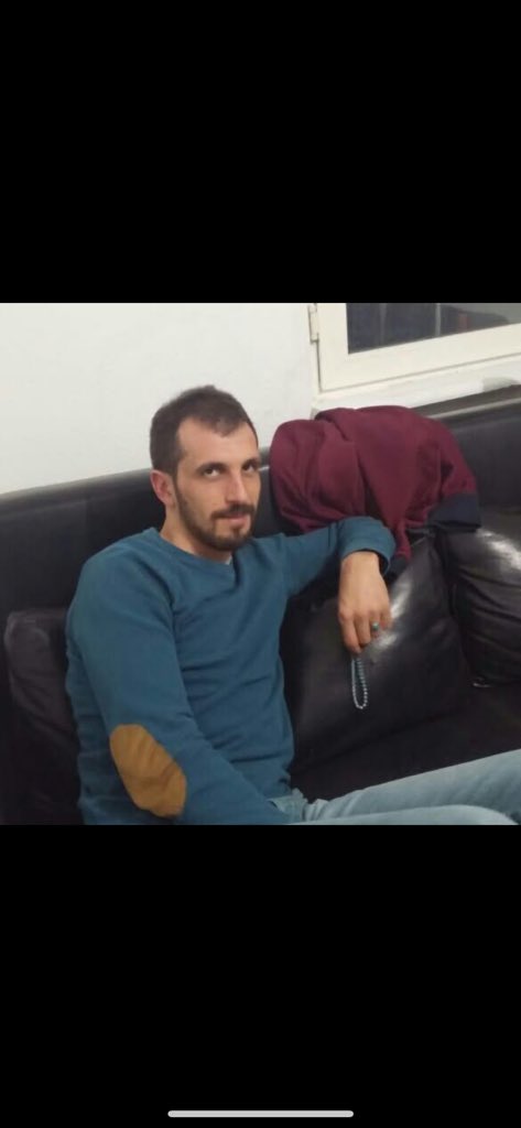 Samsun’da 15 Nisan Salı gecesi boşanma aşamasında olduğu eşini sokak ortasında vurup ölümüne sebep olan Emrah Akpınar adlı şahıs hala firaridir. Gördüğünüz yerde polise bildirin. Ülke çapında gündem olması için lütfen rt yapın