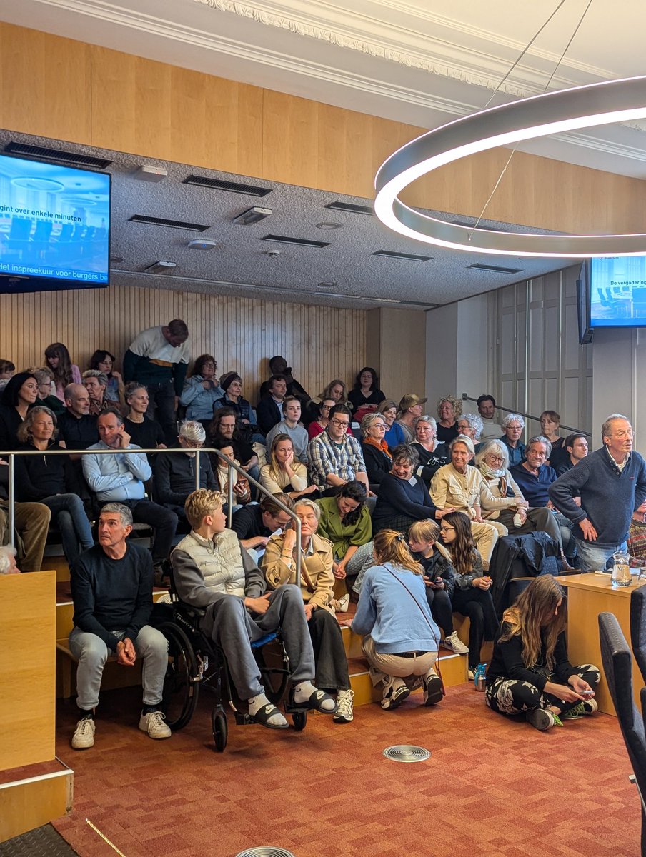 Hele volle bak bij inspreekuur van de Raad. Bewoners van de Heiliglanden die hun zorgen willen uiten over de plannen voor de onderkeldering van het Frans Hals Museum.